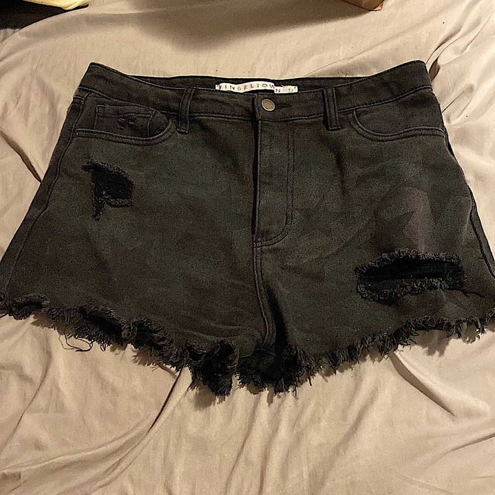Black shorts w/ stars. Gently used. Sized 13 woman’s. Brand: TINSELTOWN